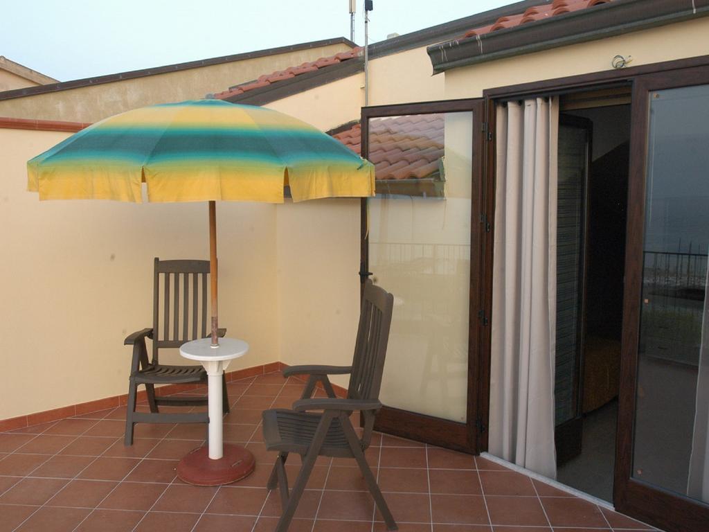 Casa Vacanze Due Passi E Il Mare Castel di Tusa Ruang foto
